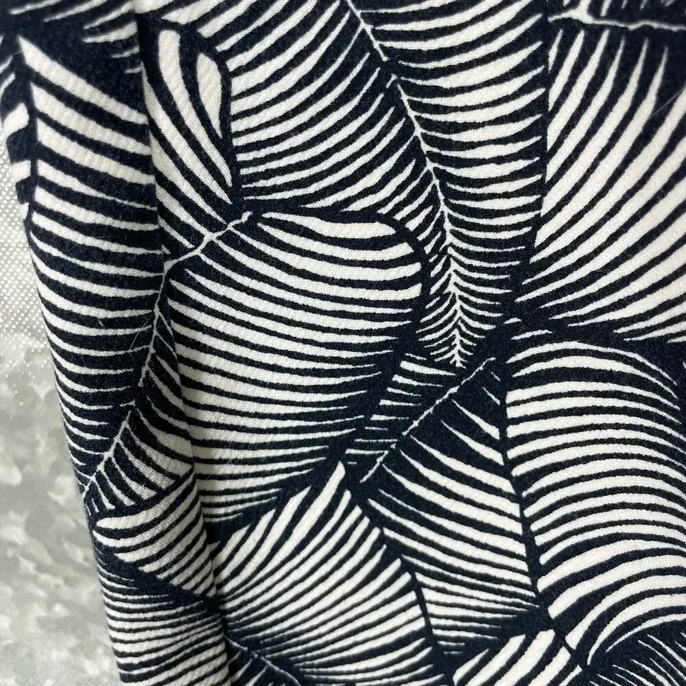 Ann Taylor Women's Blue & White Palm Print Patterned Crop Pants - Size 8 - Capri